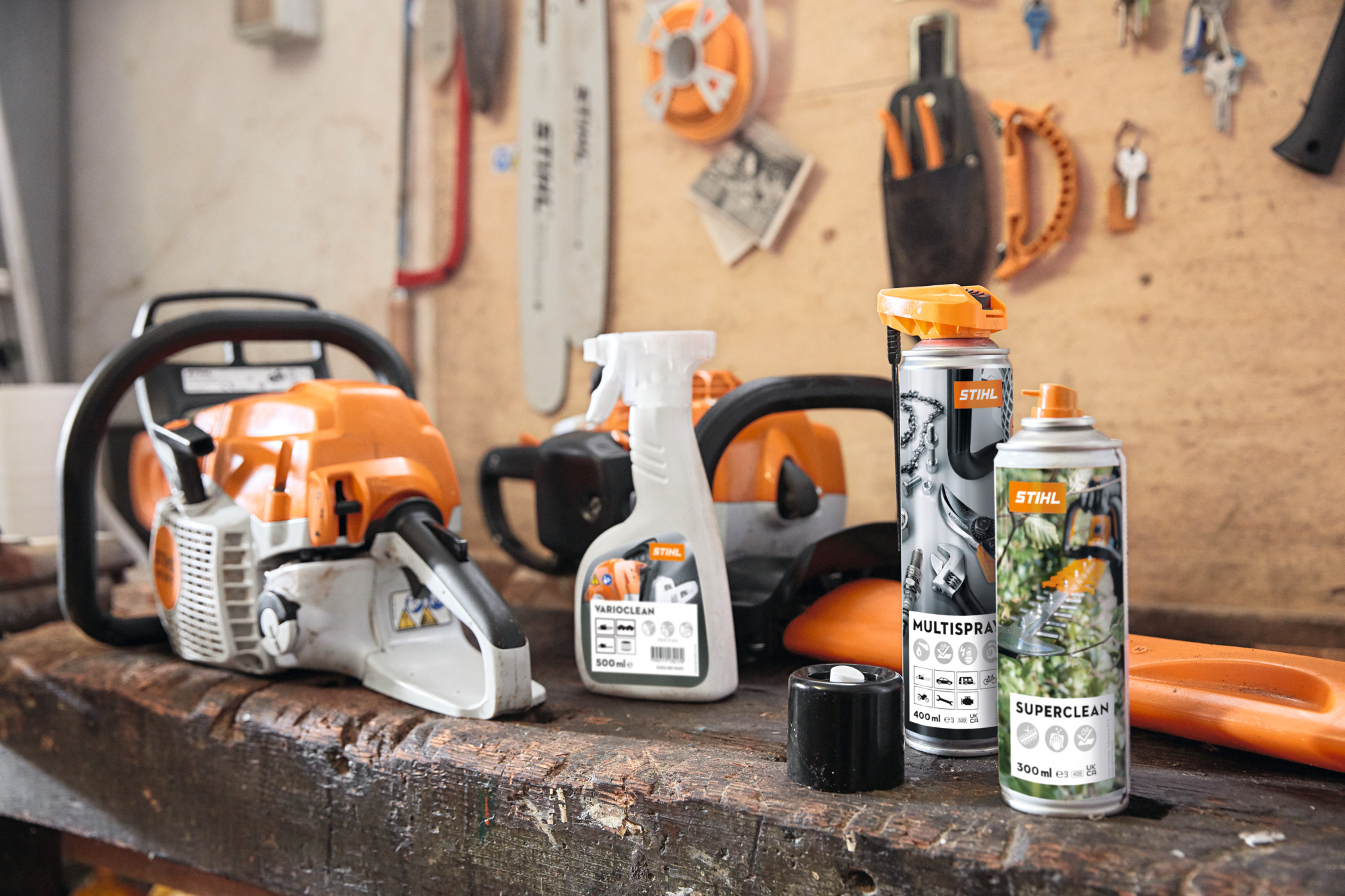 Środek czyszczący STIHL na stole warsztatowym w warsztacie
