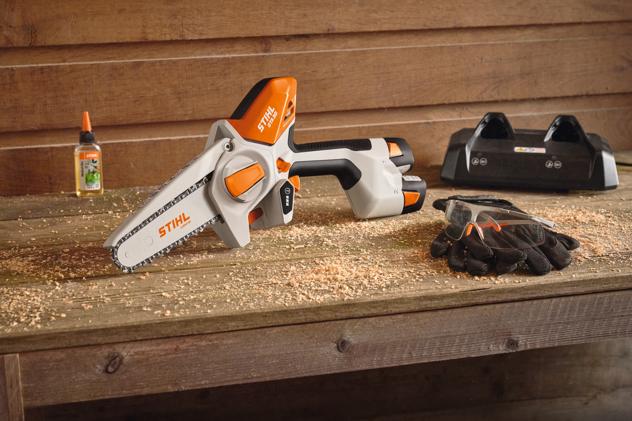STIHL GTA 30 z odpowiednim akumulatorem i olejem