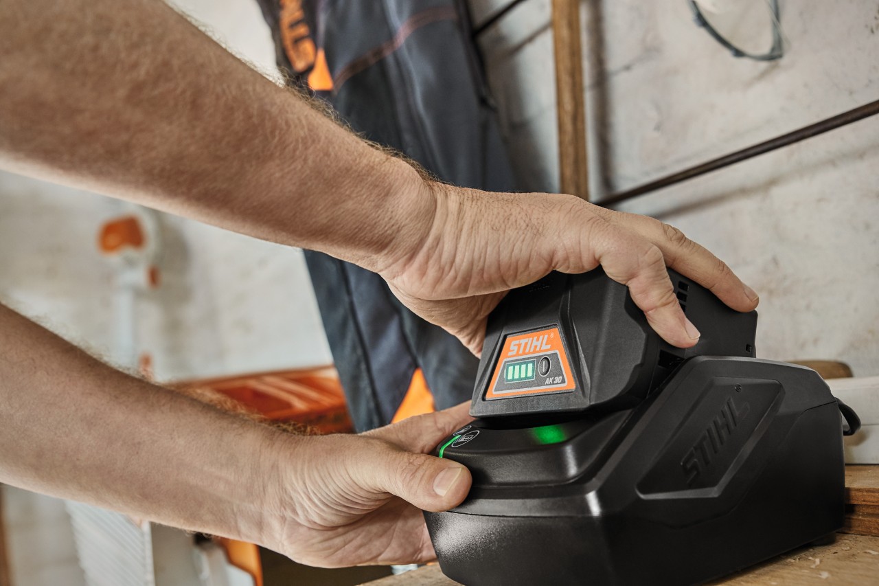 Akumulator litowo-jonowy STIHL AK 30 podczas ładowania w stacji ładowania