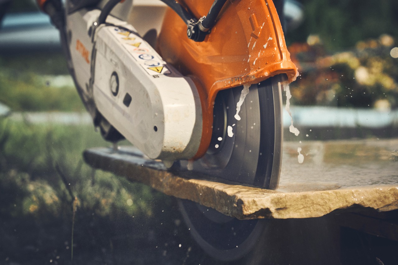 Zbliżenie na cięcie płyt chodnikowych akumulatorową przecinarką STIHL TSA 30