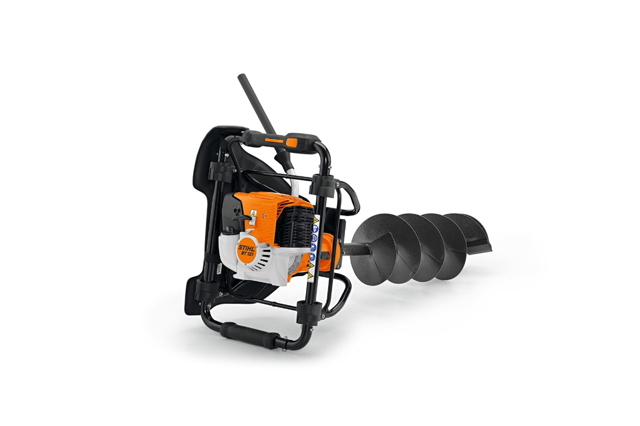Świder glebowy STIHL BT 131 na białym tle