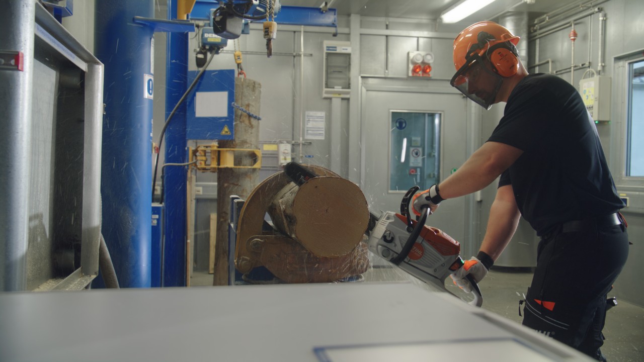 Pilarka spalinowa STIHL testowana podczas cięcia