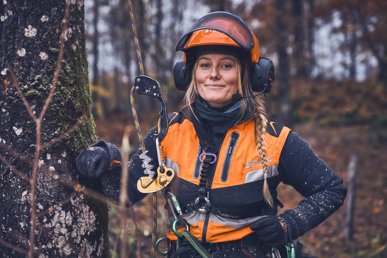 Ekspertka od pielęgnacji drzew Viktoria Carstens w odzieży roboczej STIHL i kasku ochronnym
